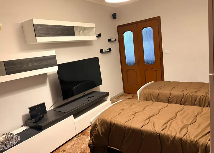 Modern 2 Bedroom Flat With Private Parking - Rome